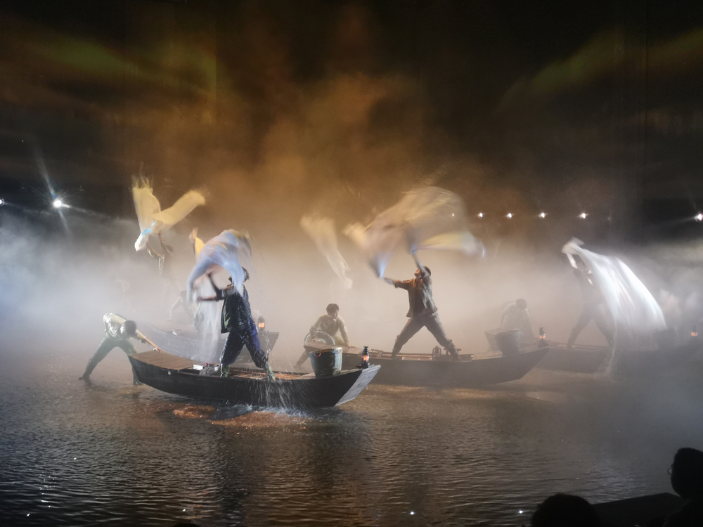 永兴集团16台电动平车批量交付，助力景区5D实景演出首演惊艳开幕